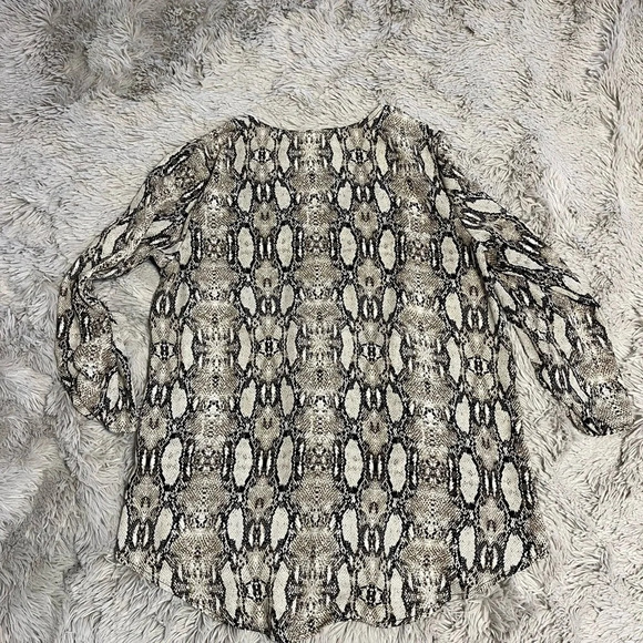 143 Story by Line Up Snake Pattern Blouse‎ Top with Front Tie Size Medium - Picture 4 of 5